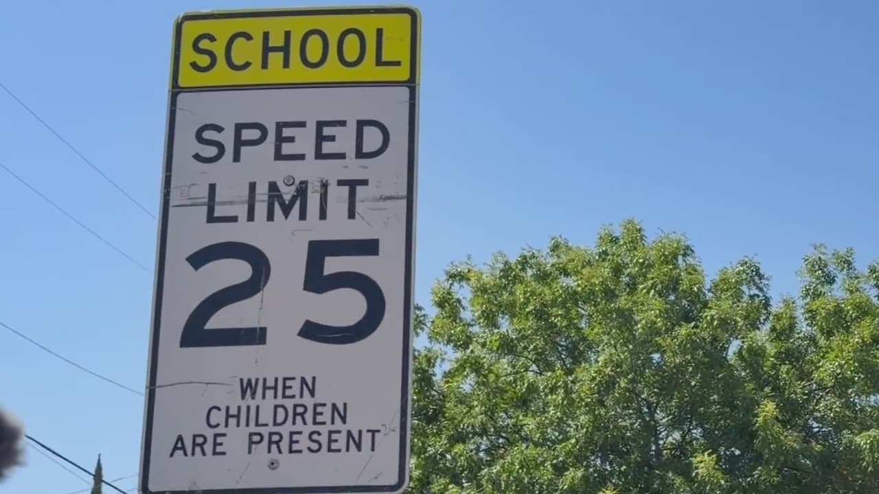 Fresno reduce los límites de velocidad a 20 mph en zonas escolares para proteger a los estudiantes