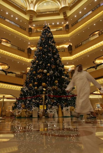 En la entrada del hotel Emirates Palace, en los Emiratos Árabes, se encuentra el árbol de Navidad más caro del mundo, con un valor de $11 millones. En sus 13 metros de altura, este espectacular arbolito está decorado con joyas y piedras preciosas, entre ellas unos 181 diamantes.