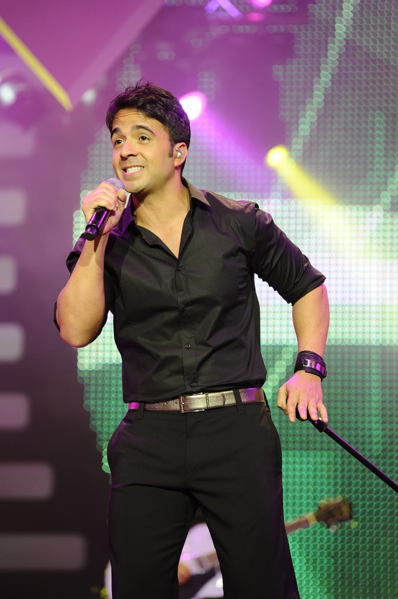 El tema fue escrito por Luis Fonsi. Pertenece a su disco Palabras del Silencio. Alcanzó las posiciones 33 y 24 de los Billboard Hot Latin Songs y Billboard Latin Pop Songs, respectivamente.