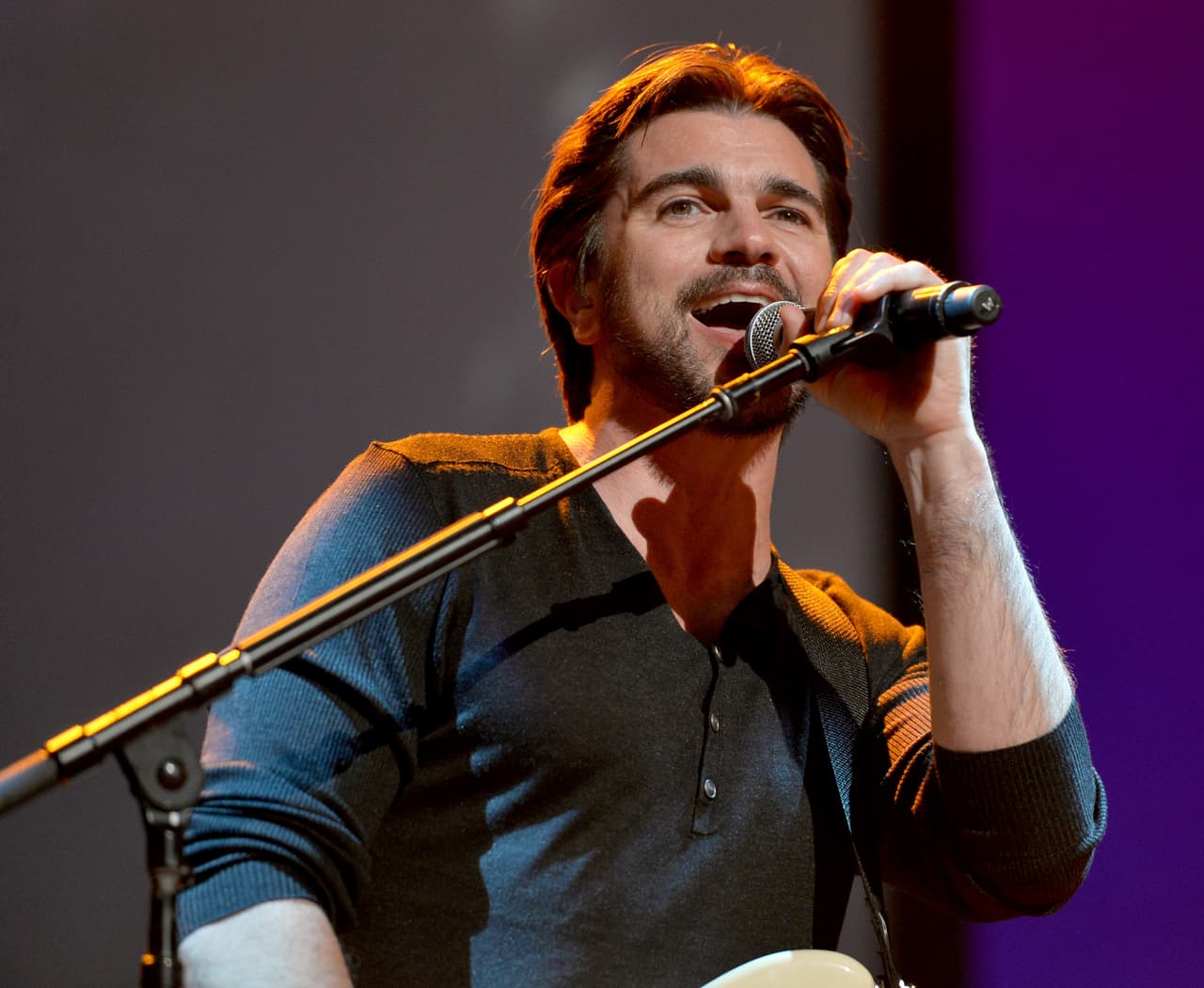 El tema fue escrito por Juanes. La canción alcanzó la posición número uno en quince países en tres continentes. Estuvo 47 semanas consecutivas en la lista de Hot Latin Tracks de Billboard. Ganó el Premio Grammy Latino por Mejor Canción de Rock en 2002.