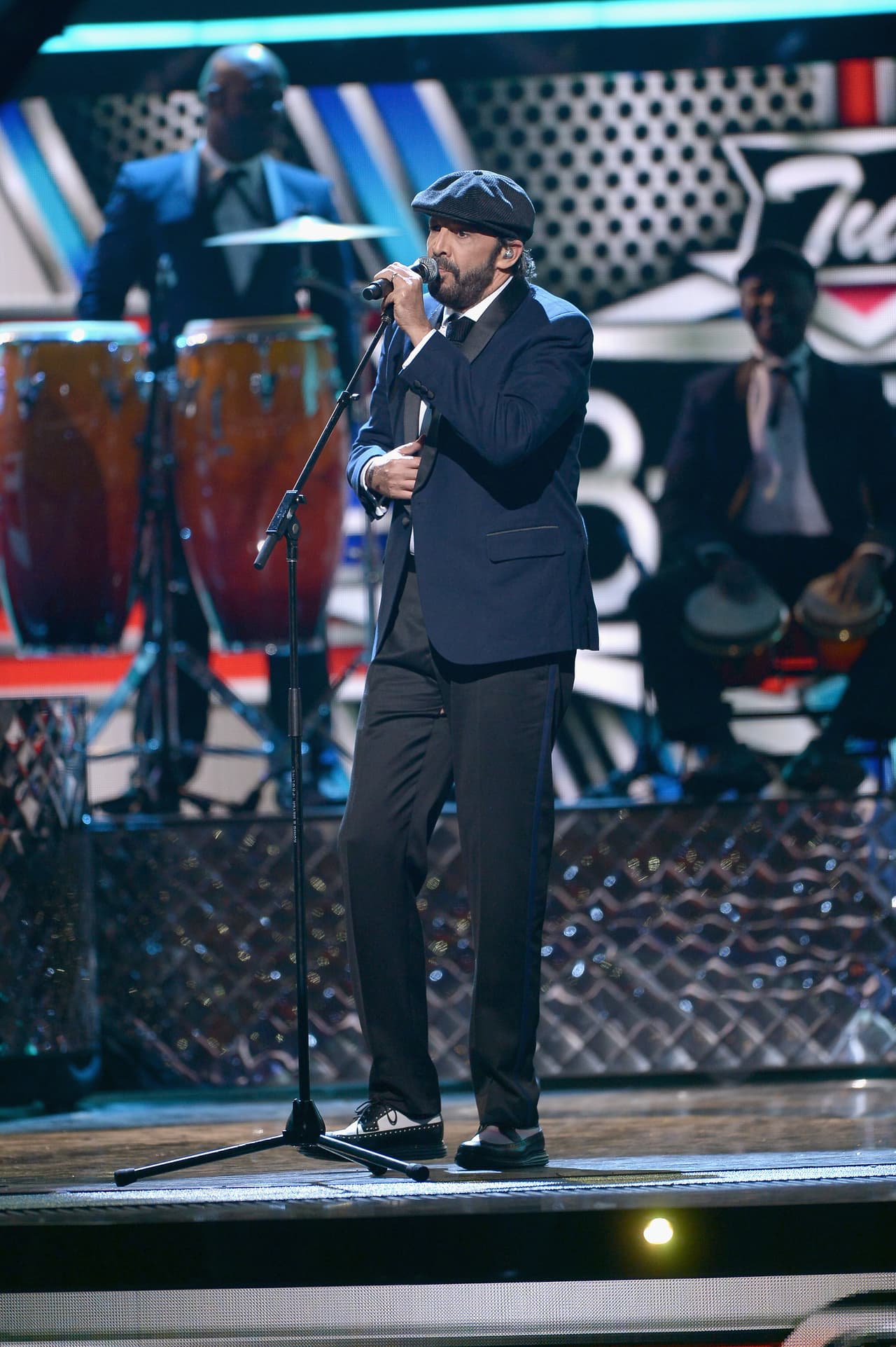 El tema fue escrito por Juán Luis Guerra. Pertenece a su disco del mismo nombre, La Llave de Mi Corazón. La canción alcanzó el primer puesto en las listas de Hot Latin Tracks y Latin Tropical Airplay de Billboard.