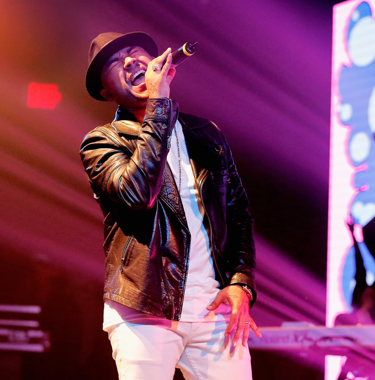 El tema pertenece al disco Faith, Hope y Amor de Frankie J. El sencillo debutó en la entrega de Premios Juventud de 2012.