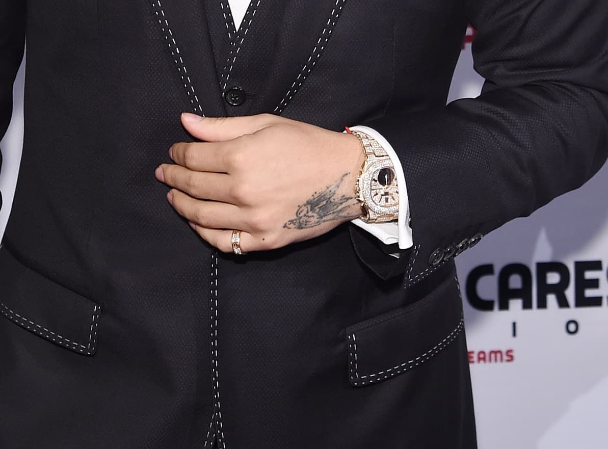 Una golondrina siempre vuelve a su nido y Maluma siempre regresa a su hogar. Con esta figura en movimiento, el cantante recuerda sus raíces y la importancia de la fidelidad.