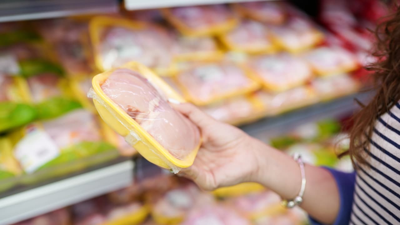 <b>Puesto 4. Pollo, con un alza del 9.4%</b> entre febrero y junio de 2020.
<br>
<br>Es uno de los productos más afectados por los brotes de covid-19 en las plantas procesadoras. La disminución de la producción y la oferta, junto al aumento de la demanda, producen por lo general la subida de los precios.
<br>