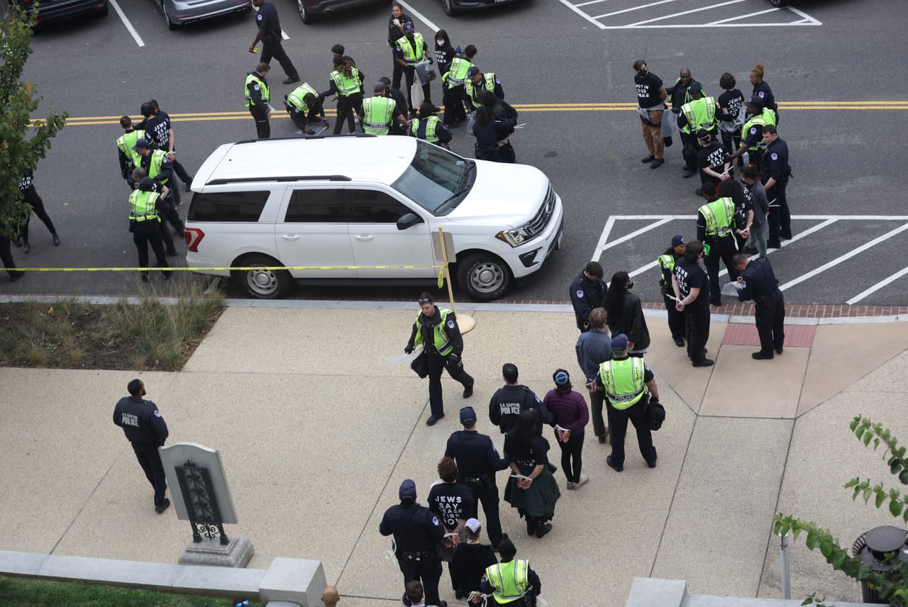 El vehículo fue hallado cerca y minutos después, aunque sin un cargador de pistola y varias rondas de municiones que llevaba la agente. Por el caso 
<a href="https://www.univision.com/local/washington-dc-wfdc/devonta-lynch-adolescente-detenido-robo-agente-fbi-dc">fue detenido un adolescente, Devonta Lynch, de 17 años</a>, a quien le fueron halladas las municiones y el cargador.