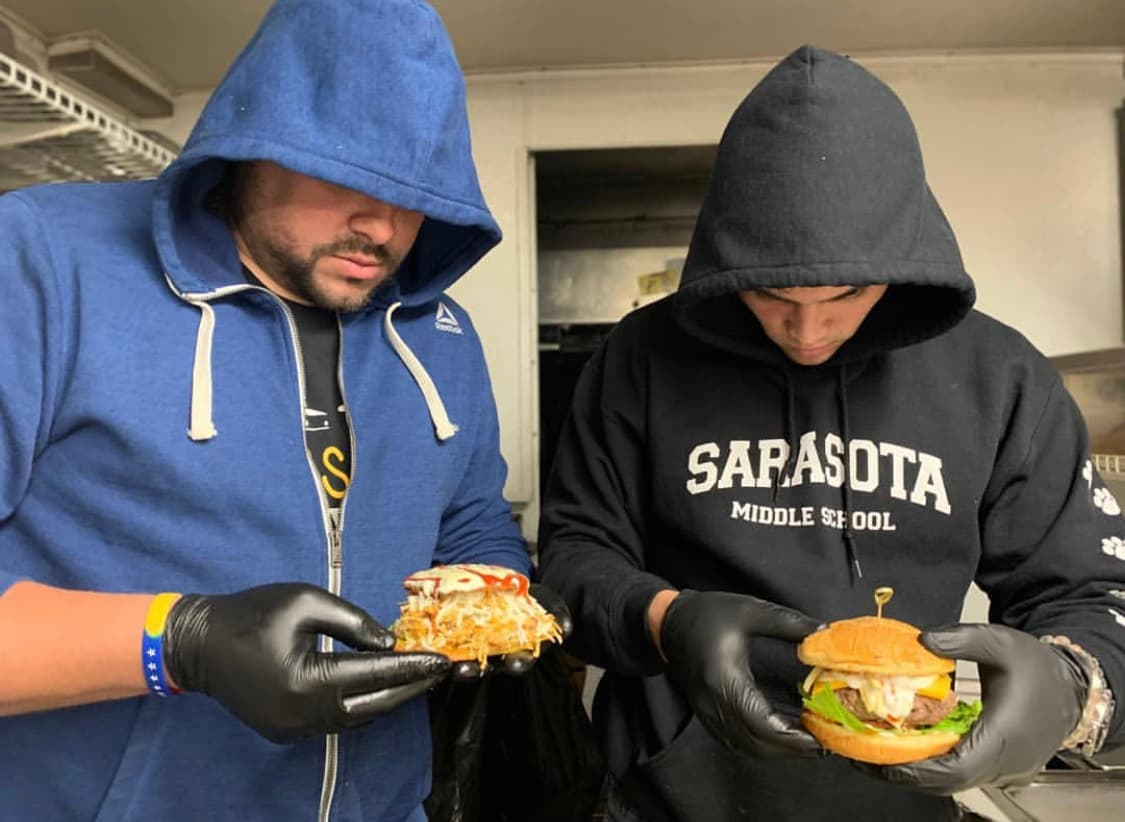 Dos personas se disfrazaron como el reto lo establece con dos platos de cómida rápida en Venezuela.