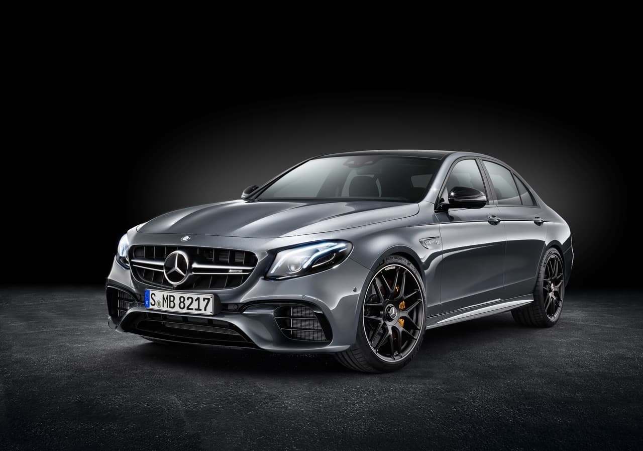 Desde el punto de vista del diseño, el Mercedes-AMG E63 2018 no difiere notoriamente del Clase E regular. Sin embargo hay variaciones sustanciales que lo distinguen suficientemente a la vista de los conocedores. Por ejemplo desde el parabrisas hacia adelante todas las piezas son nuevas los que se puede apreciar en la enormes tomas de aire bajo la parilla típicas de los modelos de Mercedes-AMG. Los nuevos guardafangos añaden .67 pulgadas entras de ancho al vehículo para acomodar las nuevas ruedas de 19 pulgadas para la versión E63 y de 20 pulgadas para la versión E63 S.