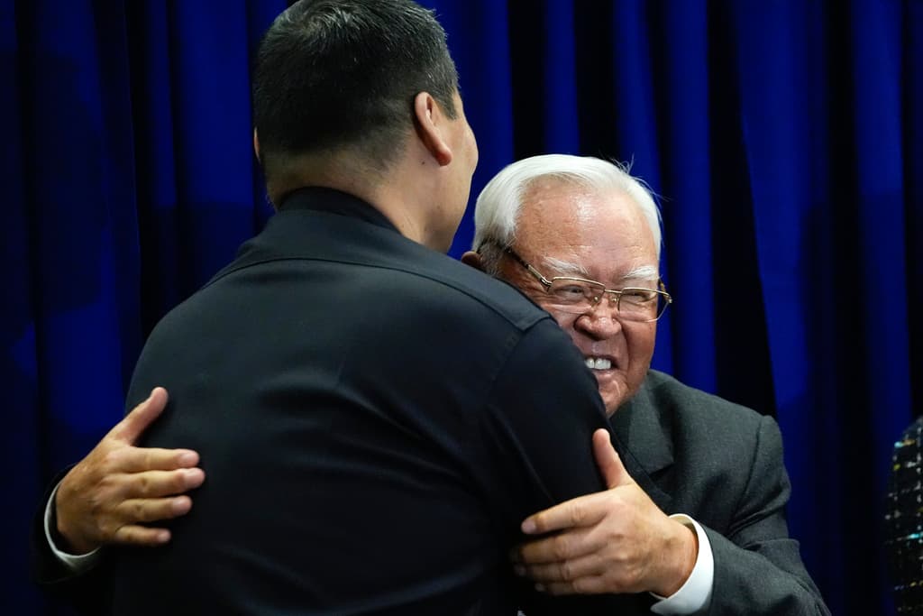 Con el abrazo de papá, Dominic Choi comenzó su primer día de trabajo como jefe interino del Departamento de la Policía de Los Ángeles.