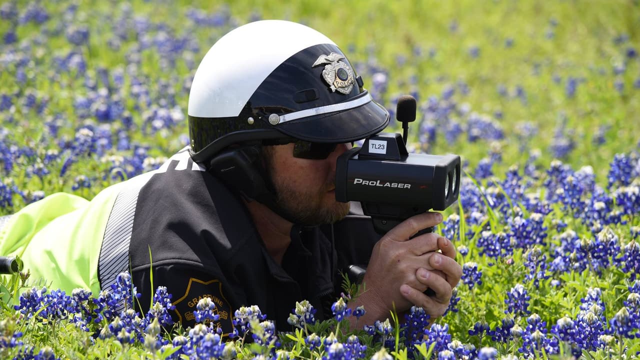 "¿Quién dice que no puedes disfrutar de la naturaleza mientras trabajas?". Se lee en un tuit del departamento de policía de Grapevine, donde varios de sus agentes se han tomado fotografías posando con las Bluebonnets, flor del estado, como parte de un reto que se volvió viral este año en redes sociales: #BackTheBLUEbonnets.
<br>