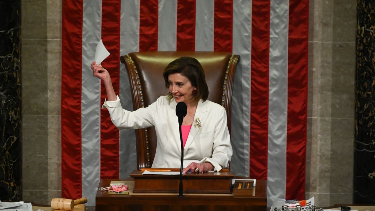 <b>En video: "La medida es monumental", aprueban el ambicioso plan social y ambiental del gobierno de Joe Biden</b>
<br>
<br>La líder de la Cámara de Representantes, la demócrata Nancy Pelosi, celebró la aprobación del proyecto tras meses de negociaciones y lo calificó como histórico para Estados Unidos. 
<br>
<br>Aunque el plan sufrió recortes y la iniciativa no contempla una vía para otorgar ciudadanía a millones de inmigrantes, sí incluye algunos temas migratorios con beneficios, además de inversiones en educación, salud pública, cambio climático, entre otros detalles. .