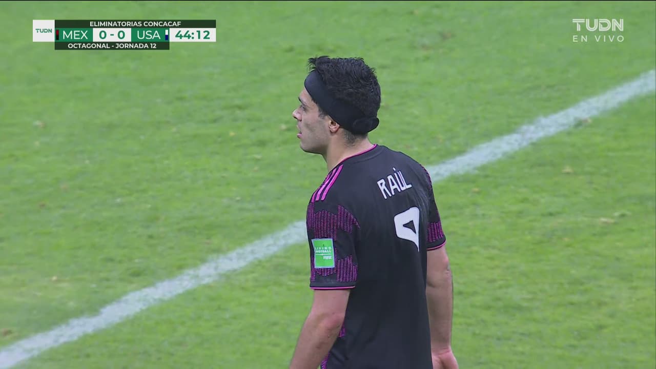 ¡Intentó otra chilena de antología! Raúl Jiménez abanicó su remate