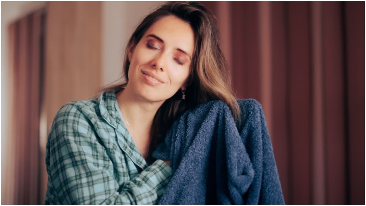 Según los expertos, si ocasionalmente duermes con el pelo húmedo no se verá afectada tu salud capilar.