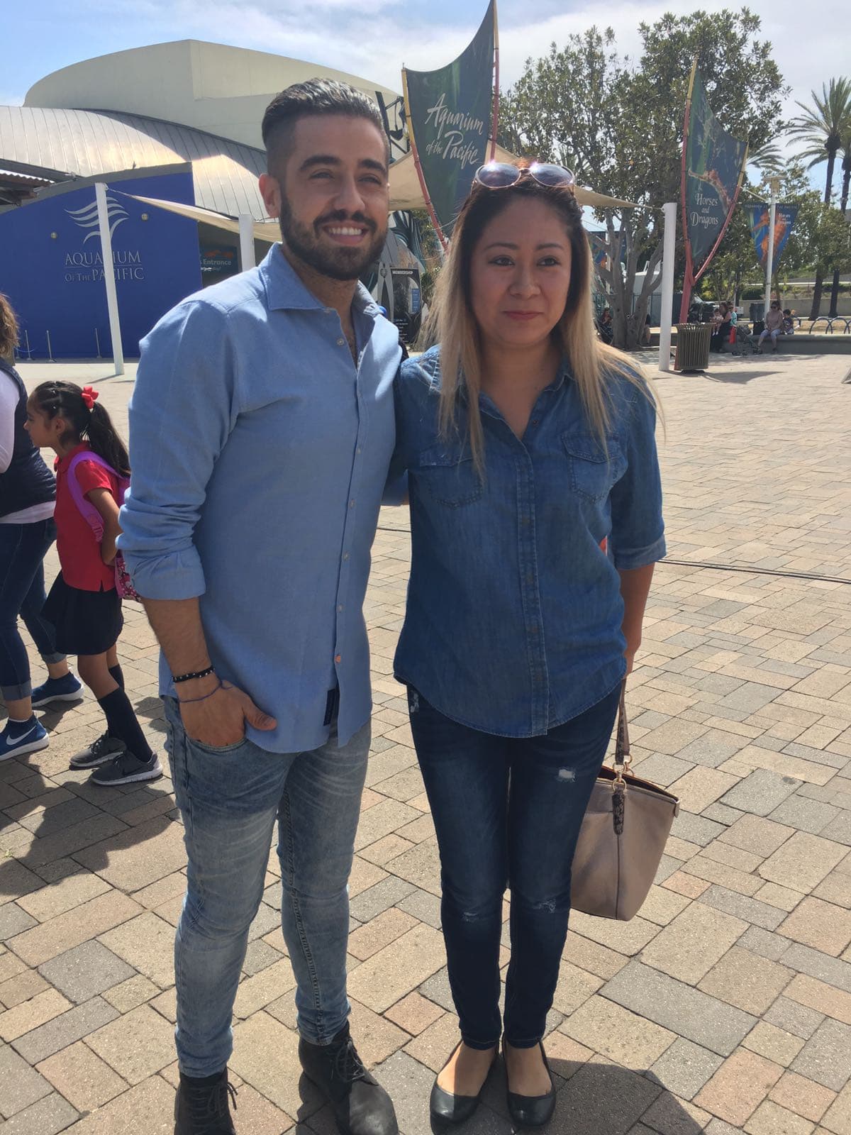 Más fans llegaban para saludar a todos.