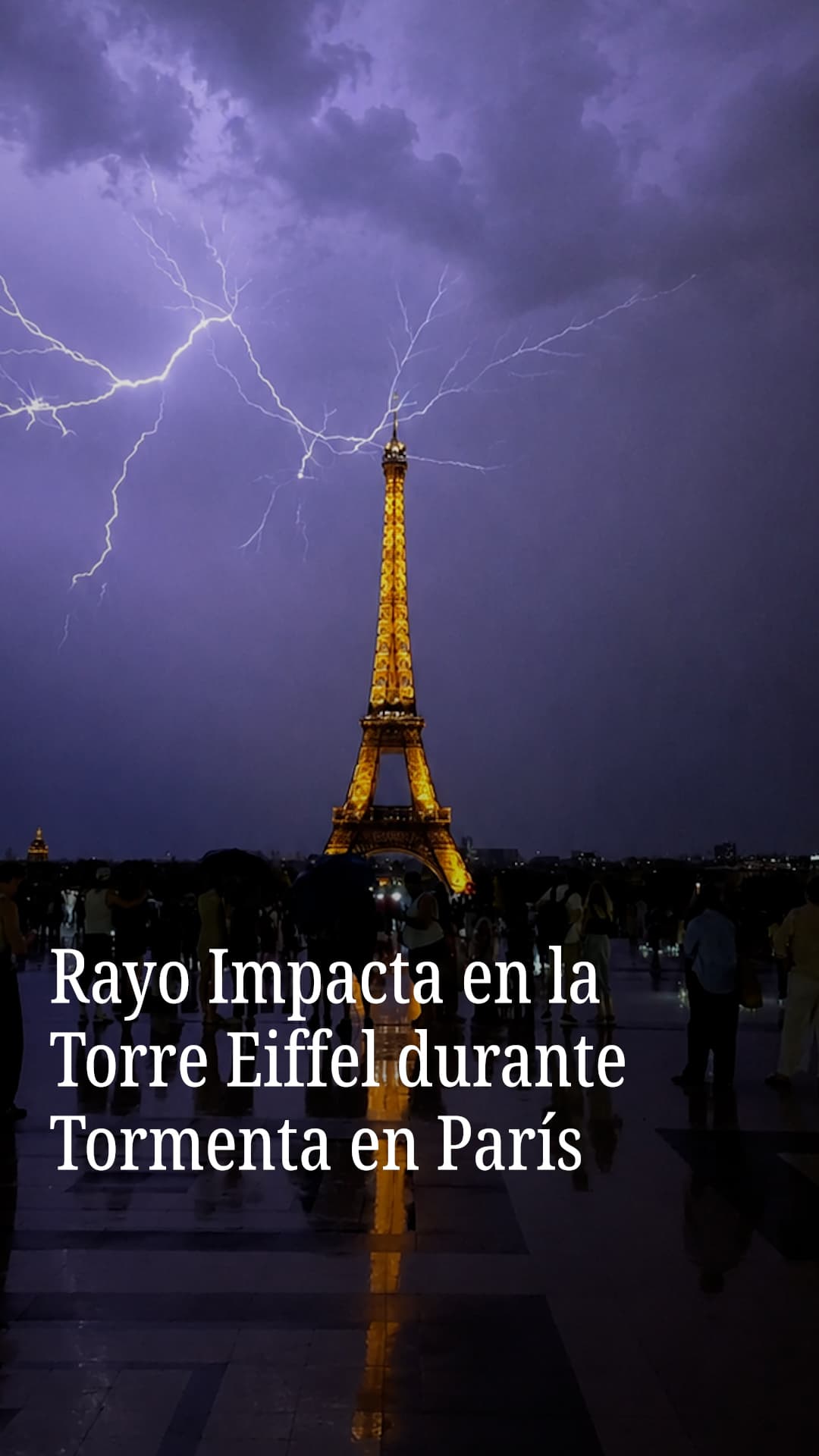 Rayo impacta en la Torre Eiffel durante tormenta en París