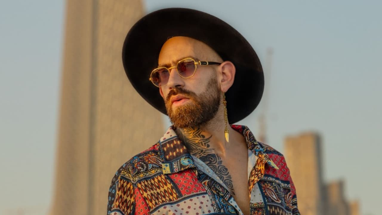 Aaron Sevilla es un embajador de la música y la cultura, llevando su ritmo sin fronteras por todo el mundo.