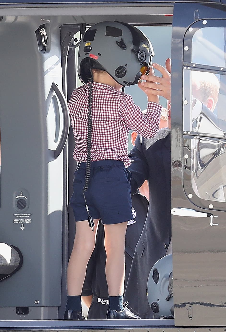 Incluso, se probó el casco del piloto con ayuda de su papá.