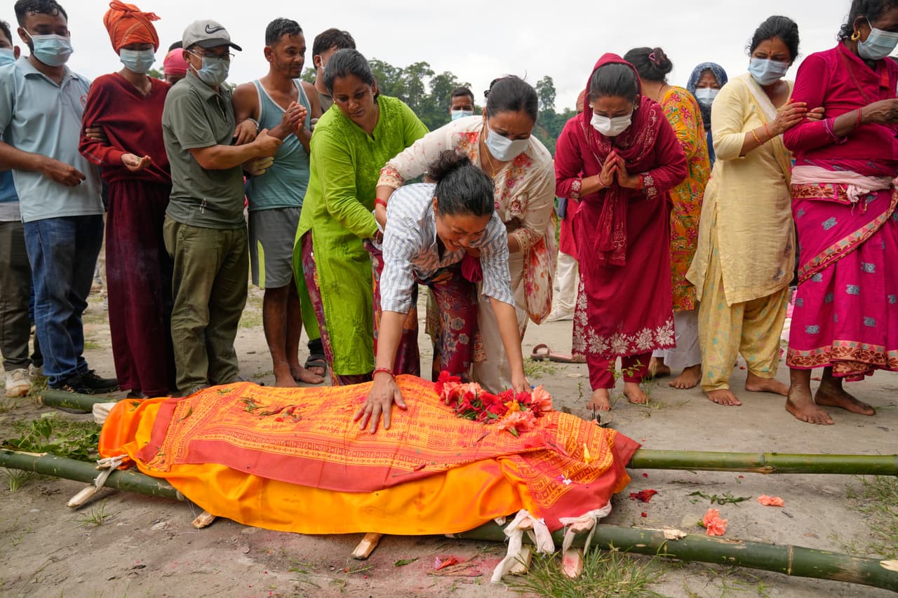 Equipos de rescate con perros de búsqueda continuaron el martes la búsqueda entre el lodo, las rocas y los escombros en la frontera con Nepal y China de miles de personas que siguen desaparecidas tras las catastróficas inundaciones que arrasaron comunidades en todo el Himalaya , dejando más de 1.000 muertos.