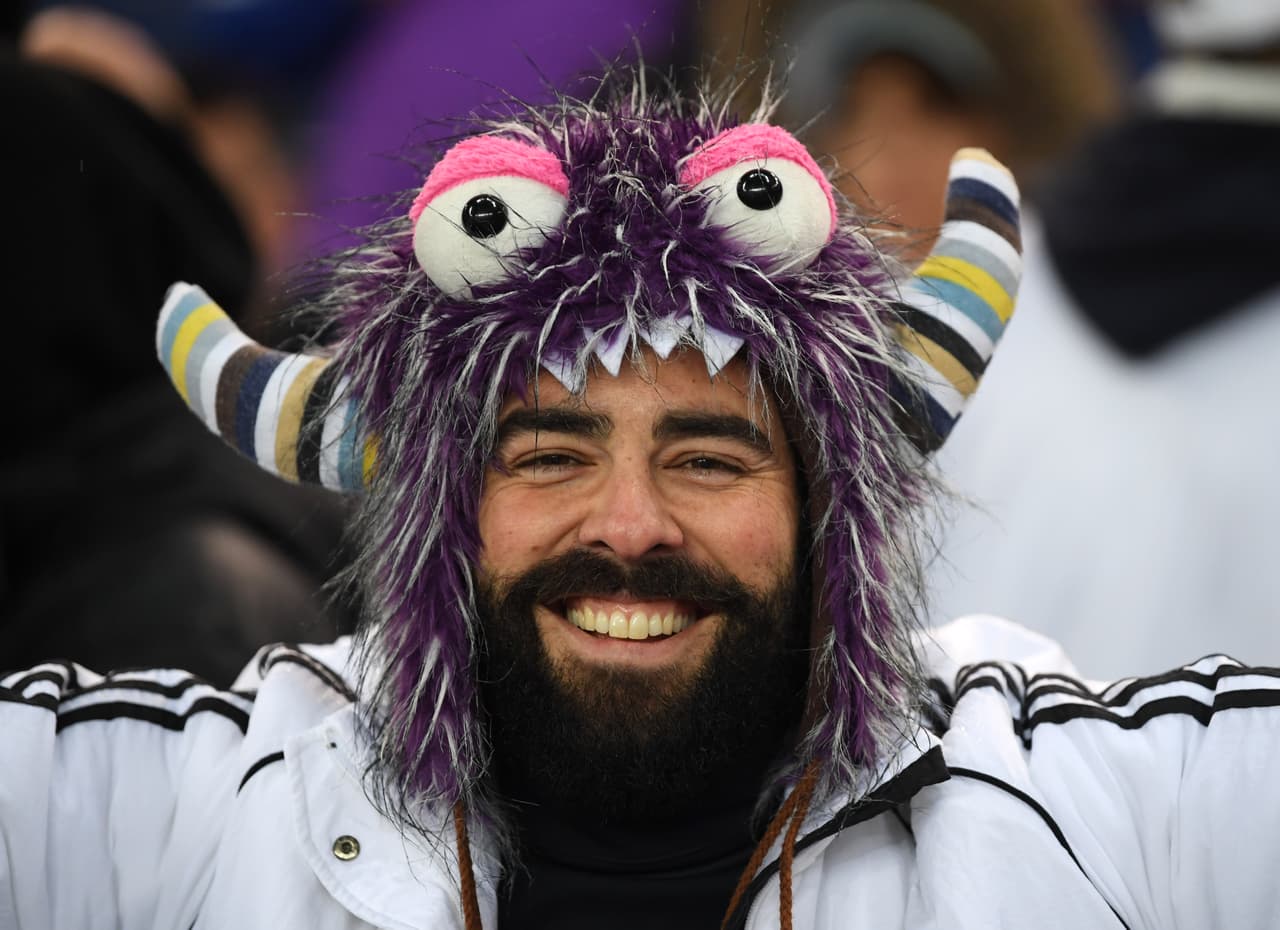 Los aficionados del Paris Saint-Germain –los más hostiles– y del Real Madrid han puesto el color en los alrededores del Parque de los Príncipes, así como en las graderías. Un ambientazo para vivir un partido de primer nivel en los octavos de final de la Champions League.