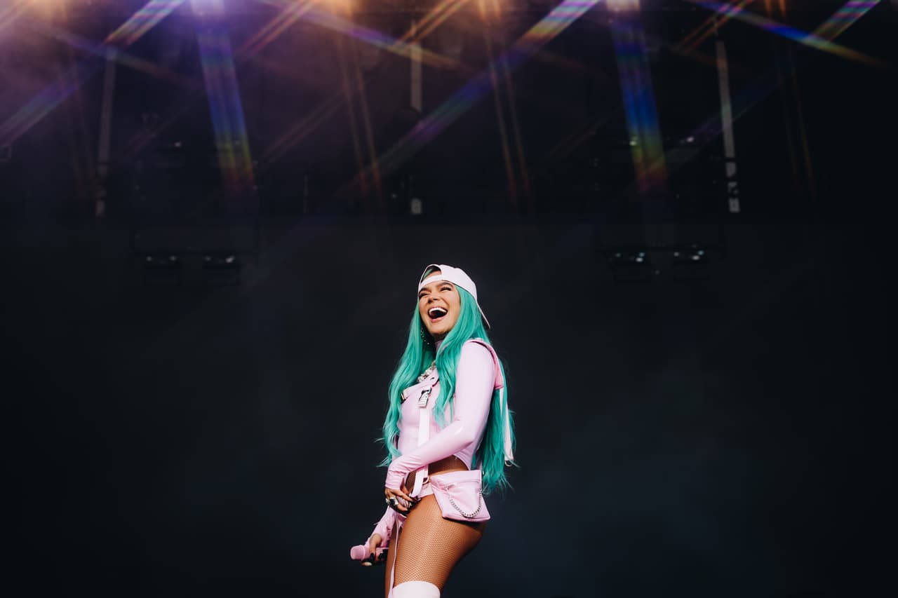 Su compatriota Karol G tuvo un año de altibajos en el amor, y éxito con su primer tour. Una inesperada visita en su concierto en Puerto Rico, fue la que activo los likes de sus seguidores