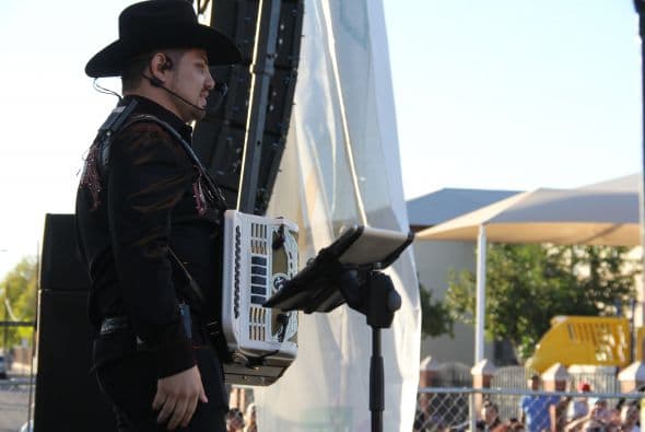 Los corridos de la banda grupera “Voz de Mando” se hicieron sentir en los Latin Grammy Streets Parties en Phoenix, donde los fanáticos esperaban ansiosos y cantaron con entusiasmo las más famosas canciones de esta agrupación. 