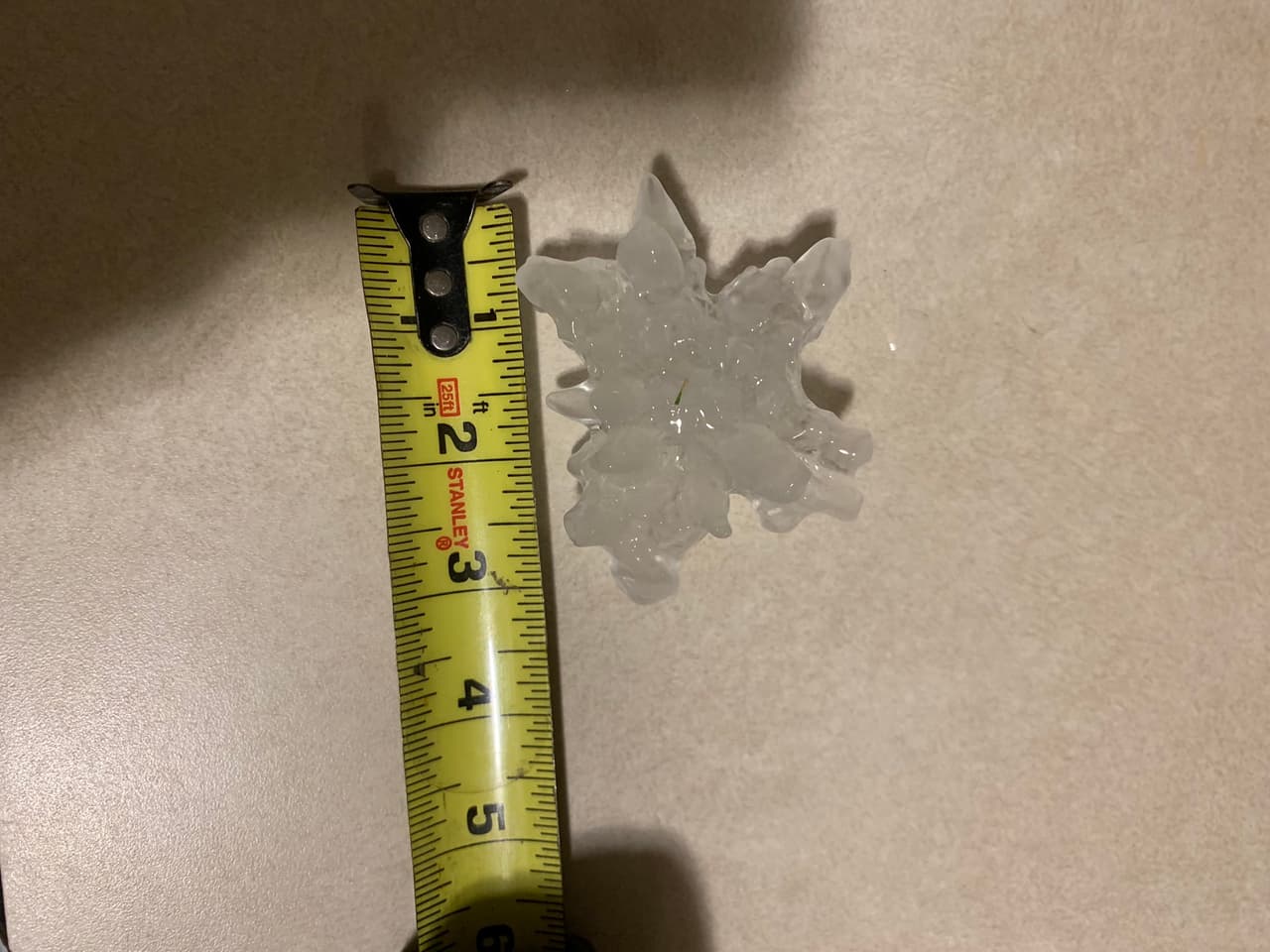 En White Settlement se confirm´o granizo de 3" de diámetro.