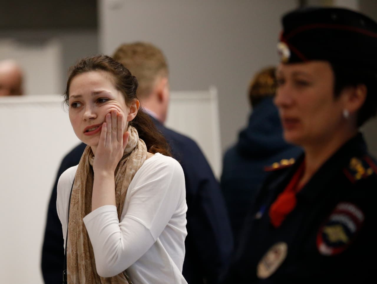 Un familiar de una víctima reacciona cuando abandona un lugar donde otros se reúnen en el aeropuerto de Sheremetyevo en Moscú, Rusia. (AP Photo/Alexander Zemlianichenko)