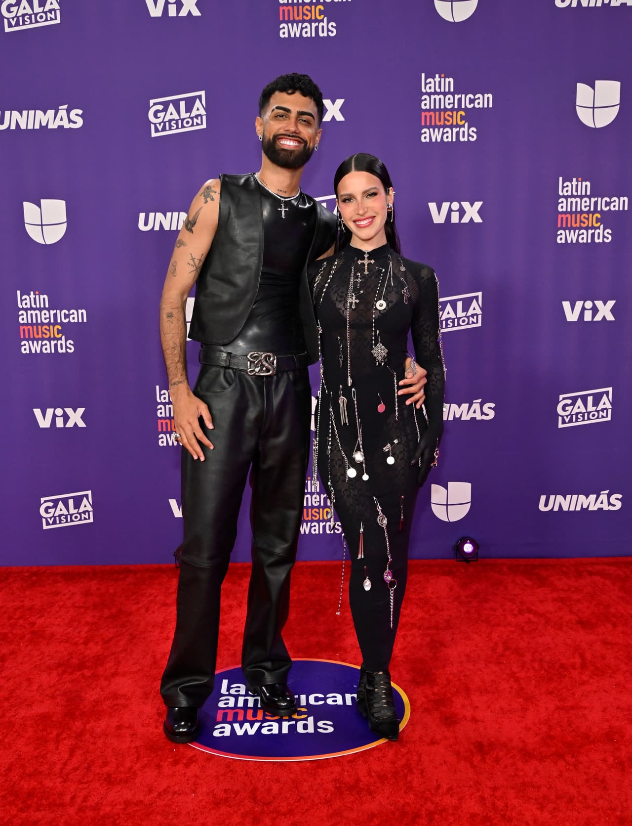 <b>Jay Wheeler y Zhamira Zambrano</b>
<br>
<br>Previo a su presentación conjunta en el escenario de los Latin AMAs 2024, la pareja dio una probadita de la gran química que comparten. 
<br>