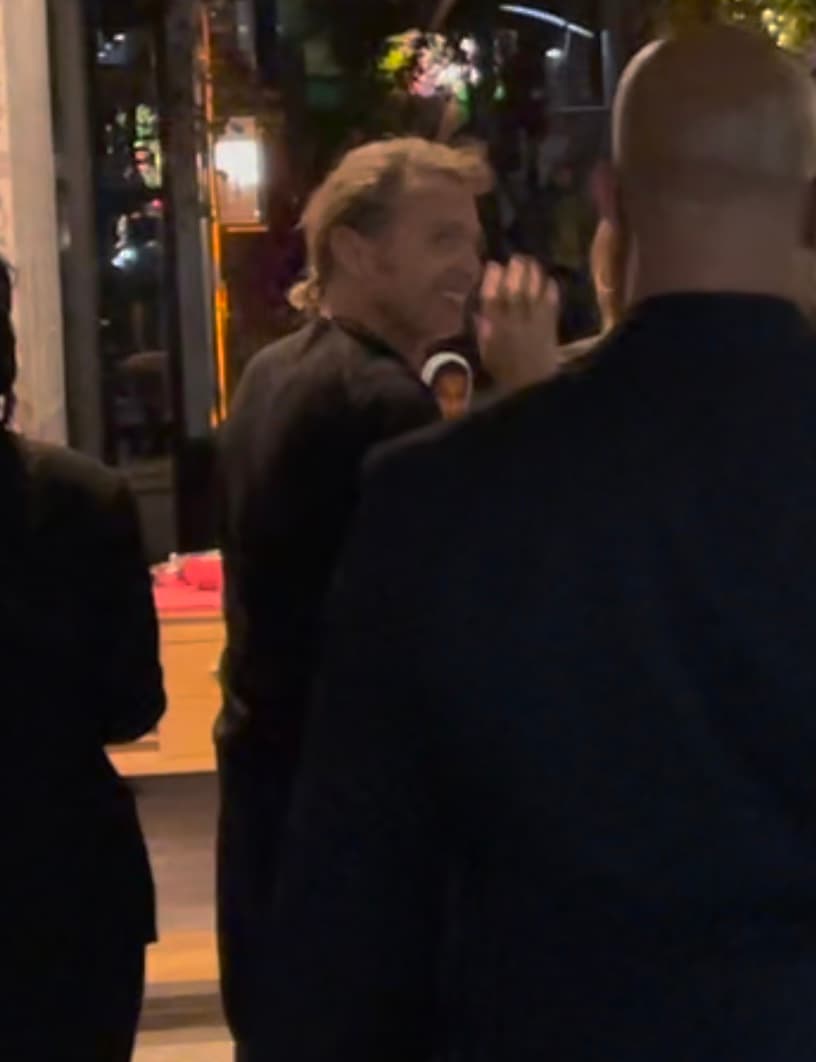 Además, estuvo sonriente y no le molestó la presencia de los reporteros y fotógrafos, a quienes les regaló una sonrisa, aunque no ofreció declaraciones.