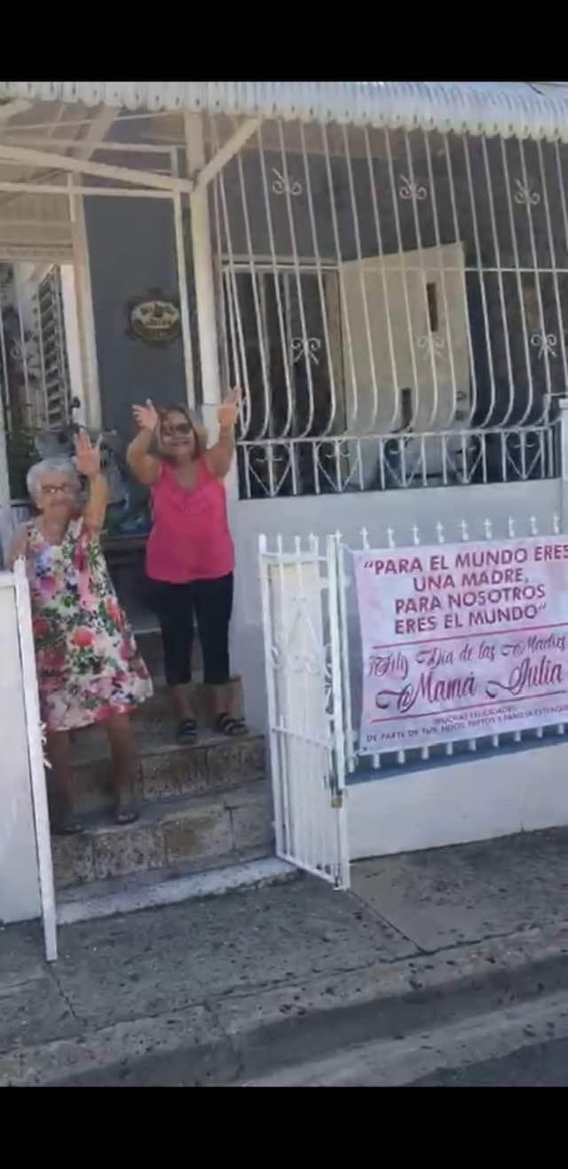 "Esto ocurrió por la situación que estamos pasando tras la pandemia que estamos viviendo, hoy es un día de las madres que siempre hacemos fiesta en casa de nuestra amada mamá Julia", expresó Joselyn Martínez Santos, nieta de Julia.
