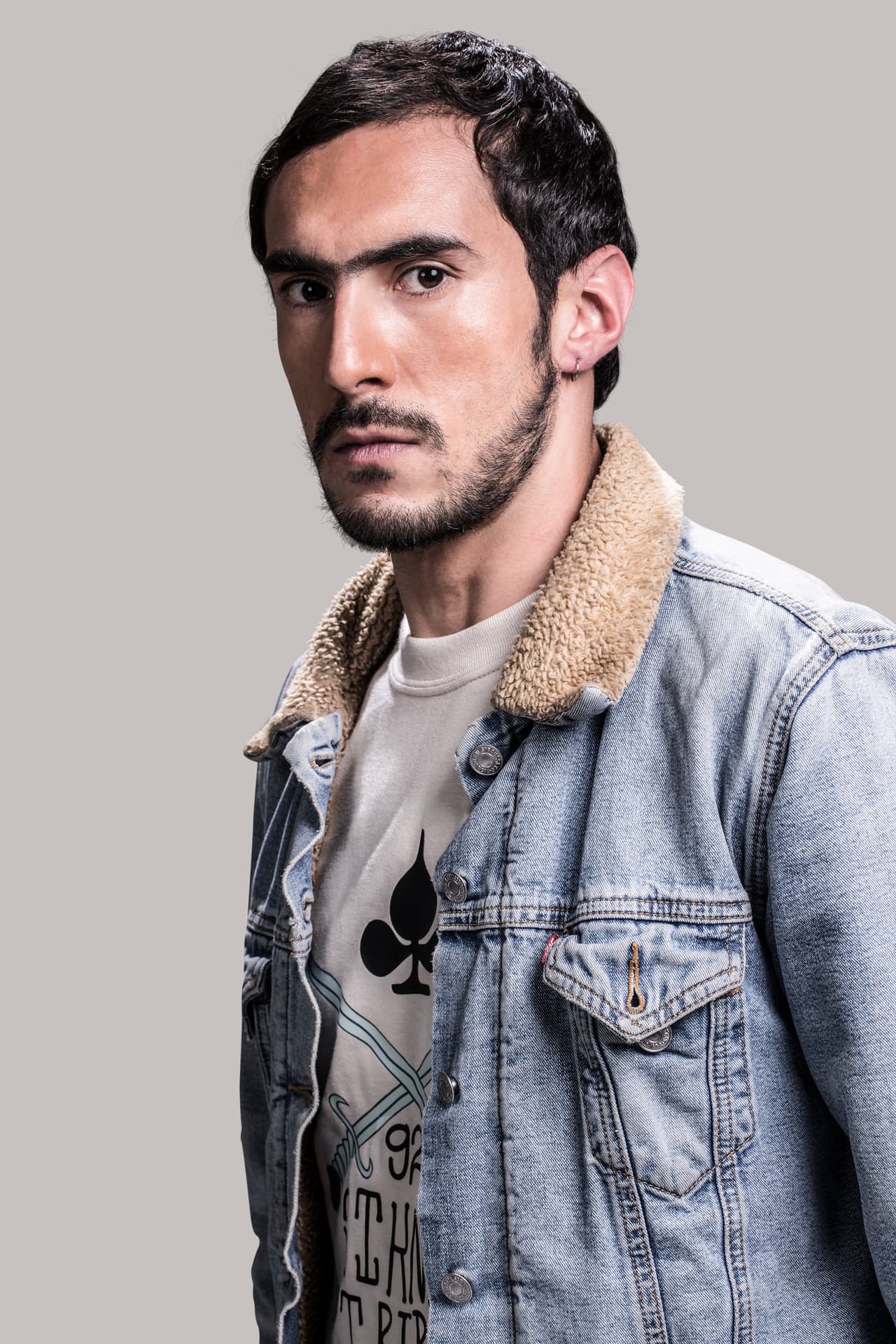 Juan Felipe Muñoz es Julio Díez. Es el hermano menor de la sargento Díez.