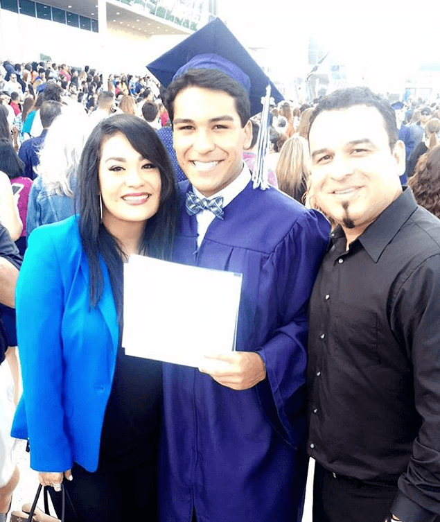 En mayo de 2017 se graduó con honores de la High School en Corpus Christi. El joven de 19 años es muy buen estudiante.