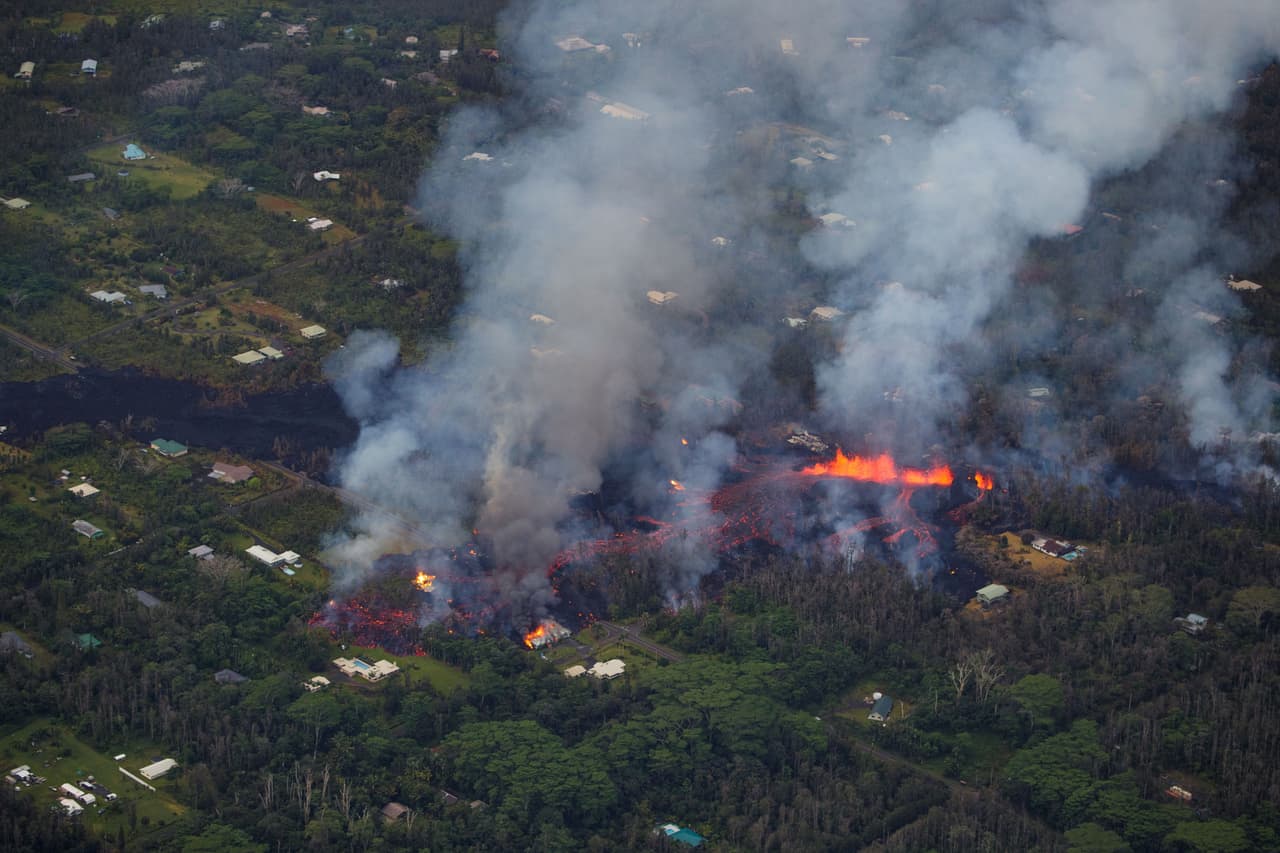 La ola de lava afecta a las residencias de Leilani Estates en varios puntos.
<br>