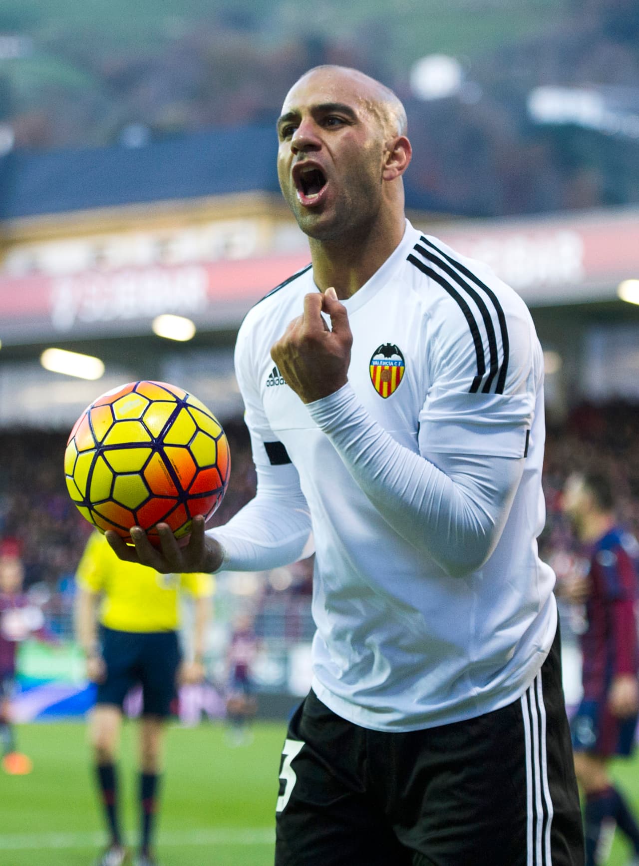 Eibar 1-1 Valencia: El Valencia de Neville salva un punto con diez jugadores