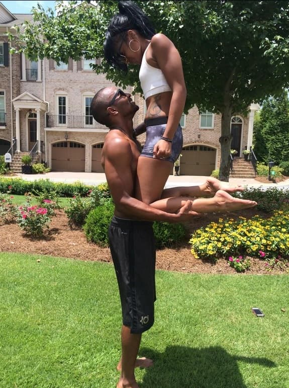 Radar Online reportó que horas antes del accidente en la bañera, la pareja tuvo una fuerte discusión, y quizá eso habría orillado a la joven a consumir algunas sustancias nocivas para su cuerpo.