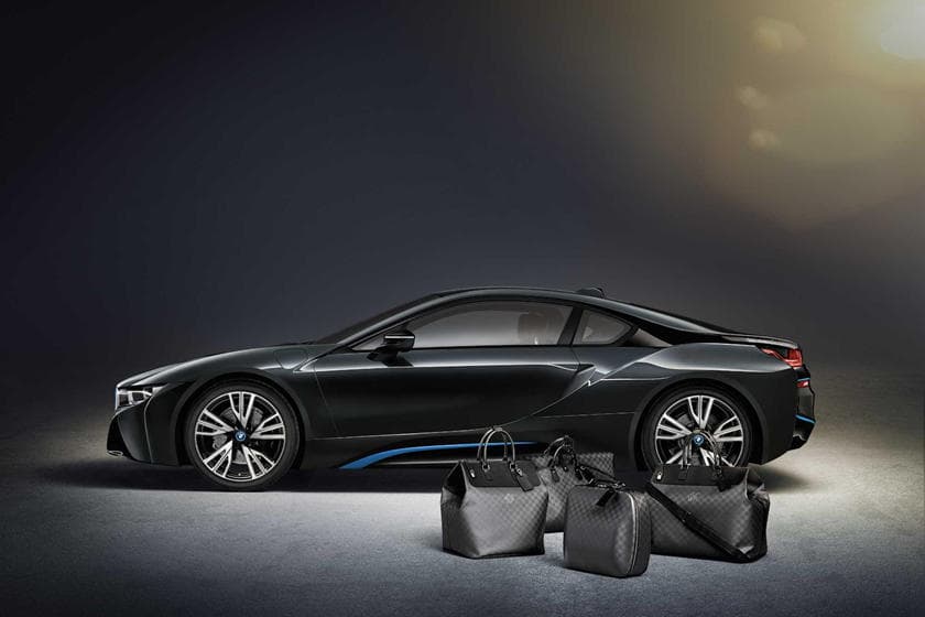 <b><u>Maletas y Bolsas a la medida Louis Vuitton – BMW</u></b>
<br>Los equipos diseñaron y fabricaron un ‘set’ de bolsas a la medida (
<b>$20,000</b>) compuesto por: dos bolsas, un portafolio y una bolsa de ropa.
<br>
