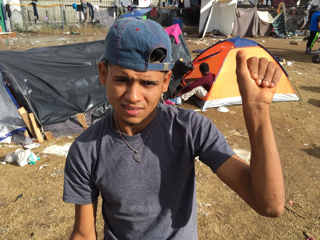 <b>Una víctima de las Maras.</b> Hace dos años, cuatro pandilleros le cortaron una parte del dedo pulgar a Carlos Flores, un hondureño de 25 años. "Tuve un negocio y casi me matan a cuchilladas porque no les daba dinero", relata este joven que tiene varias cicatrices por los navajazos que recibió en el antebrazo izquierdo y el hombro derecho. Logró huir y unos parientes lo encontraron agonizando. "Me estaba muriendo", recuerda. Llegó hasta Tijuana con sus dos hijos, de 1 y 5 años.