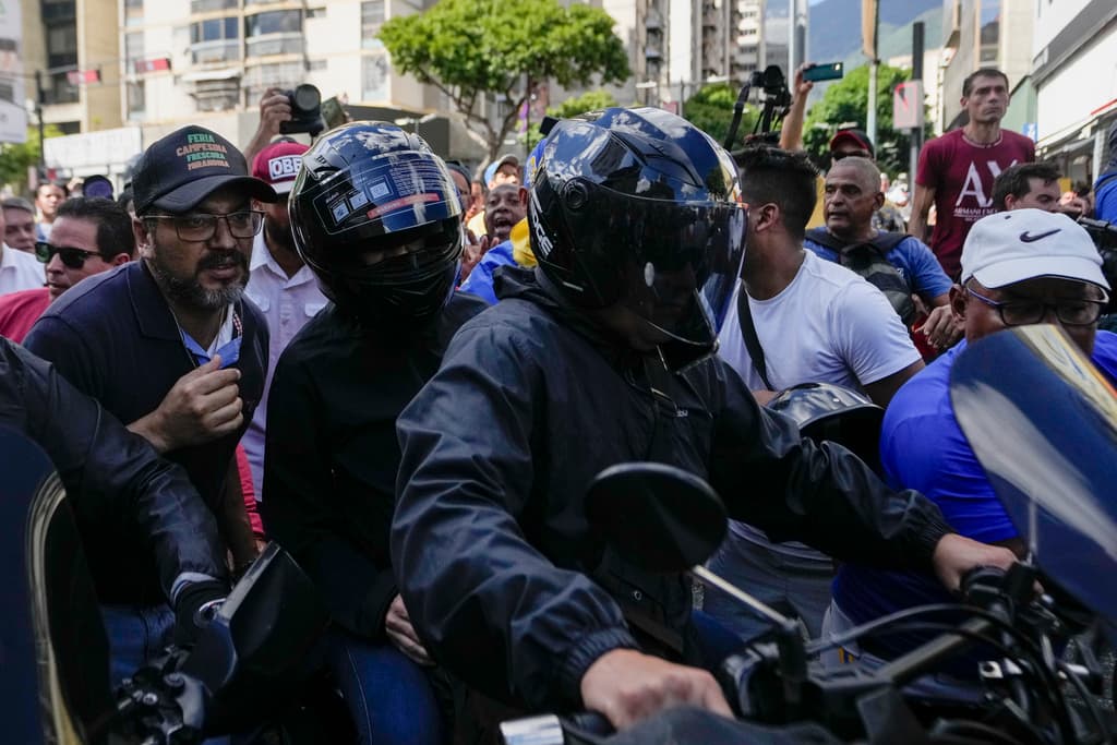 Machado en el momento que salía de la concentración opositora en una moto. Segundos después fue arrestada, denuncian cercanos colaboradores. (AP Photo/Matias Delacroix)