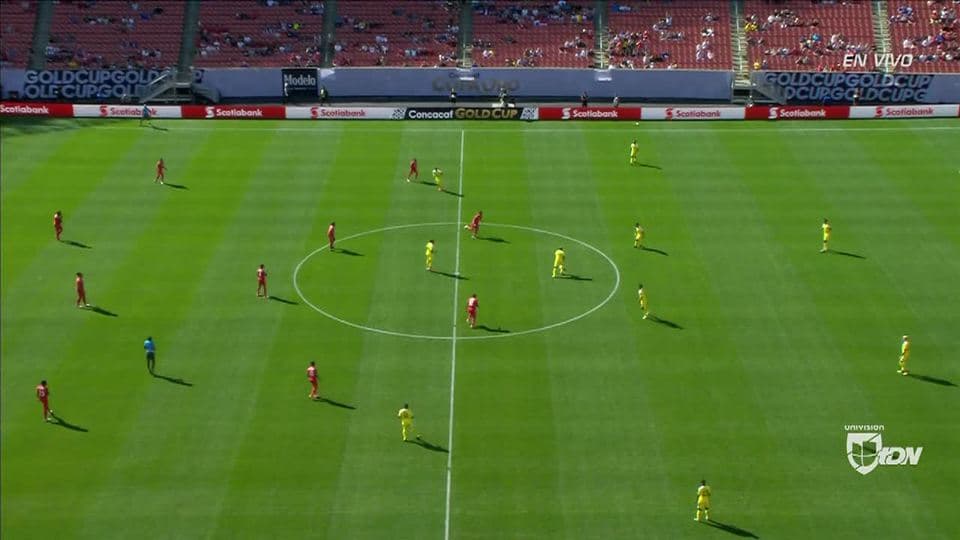 Arranca el partido y la pelota está en juego.