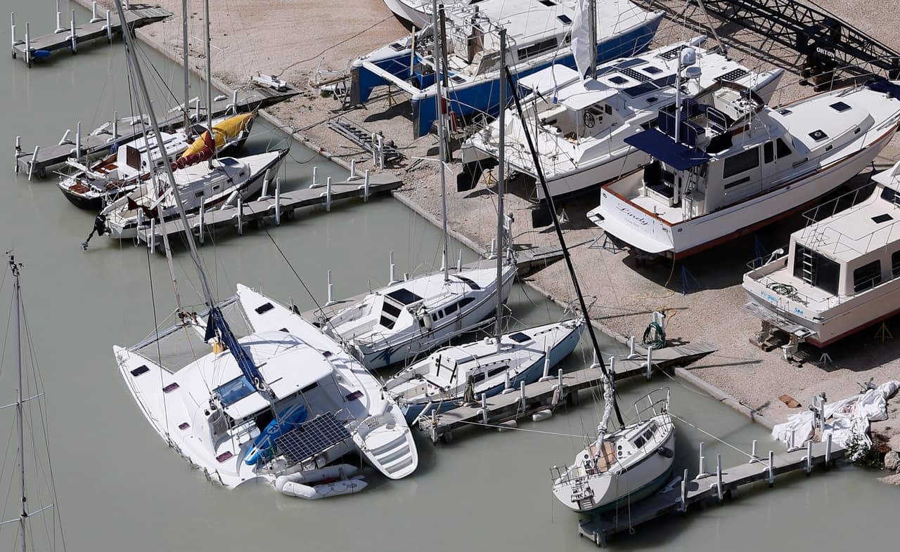Los barcos han sido unos de los bienes más afectados por las inundaciones y los fuertes vientos de Irma. En la imagen, una marina de Key Largo con naves visiblemente dañadas.