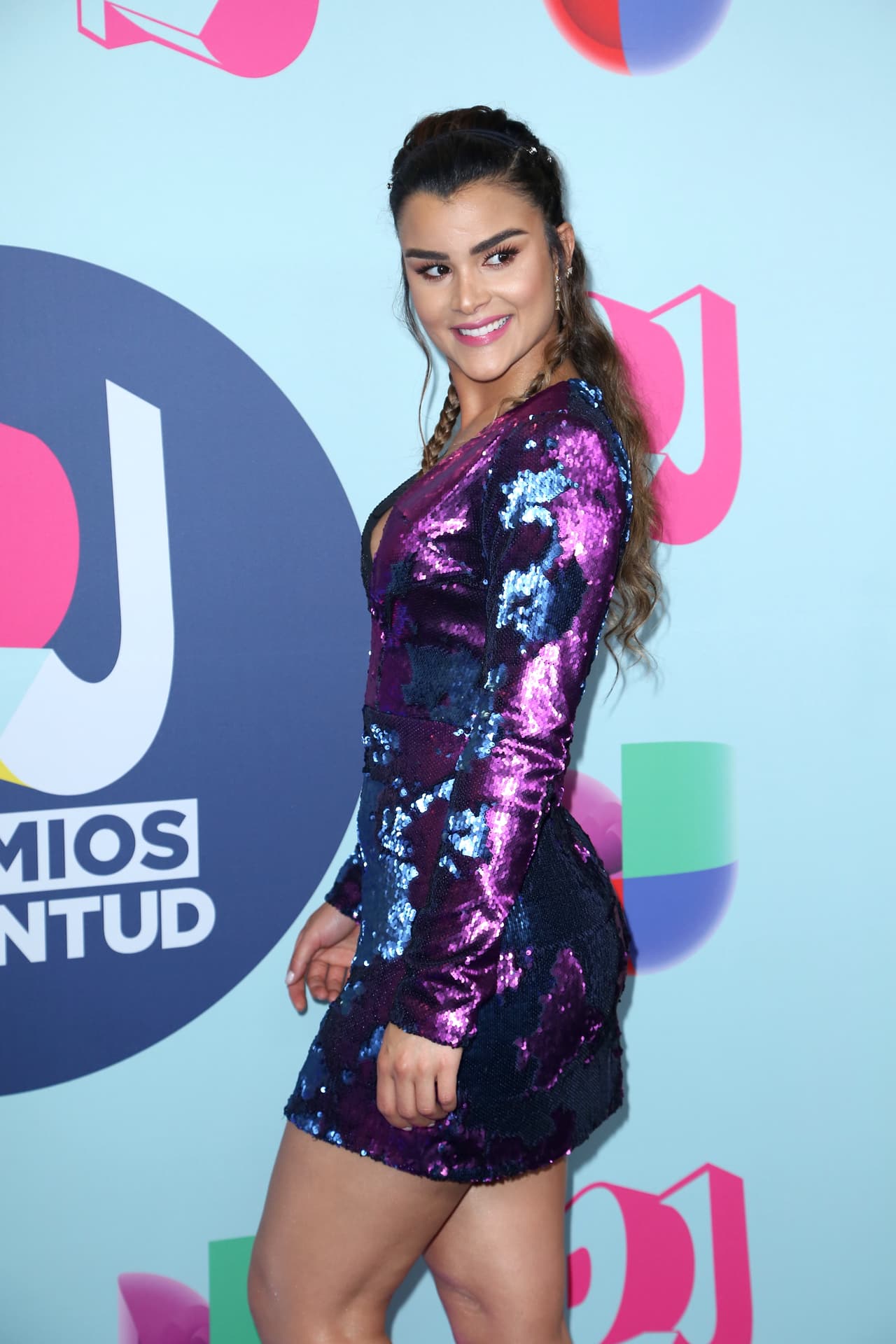Su vestido de lentejuelas con colores azul y morado metálicos hicieron brillar a la exreina de Nuestra Belleza Latina.
<br>