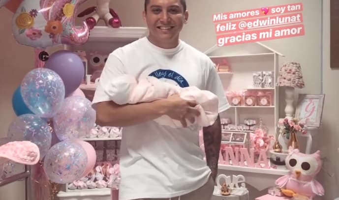 Kimberly compartió esta foto de Edwin Luna ya en la habitación de su retoño. "Soy tan feliz @edwinlunat, gracias mi amor", escribió la modelo centroamericana.