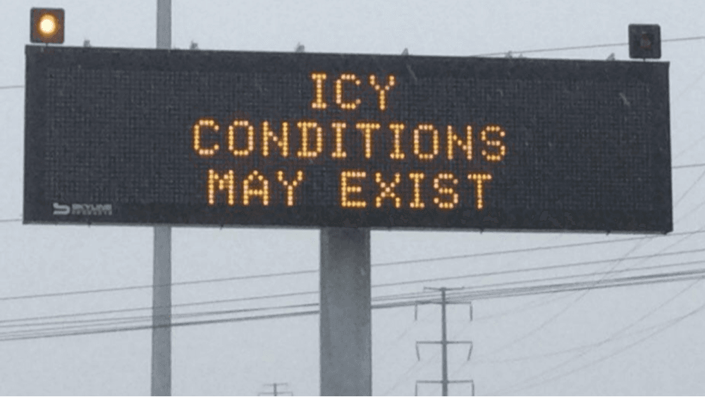 Hielo en las carreteras: la mayor amenaza para Texas con llegada de frente ártico, según el gobernador
