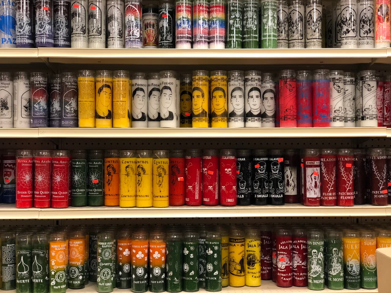 <b>Almacena cerillas y encendedores</b> lejos del alcance de los niños.
<br>
<br>
<b>Nunca dejes velas encendidas sin supervisión</b>. La mitad de la gente que muere por incendios causados por velas o veladoras son menores de 20 años.
<br>
<br>
<b>Evita almacenar productos inflamables</b> como gasolina o propano en el interior de tu hogar.