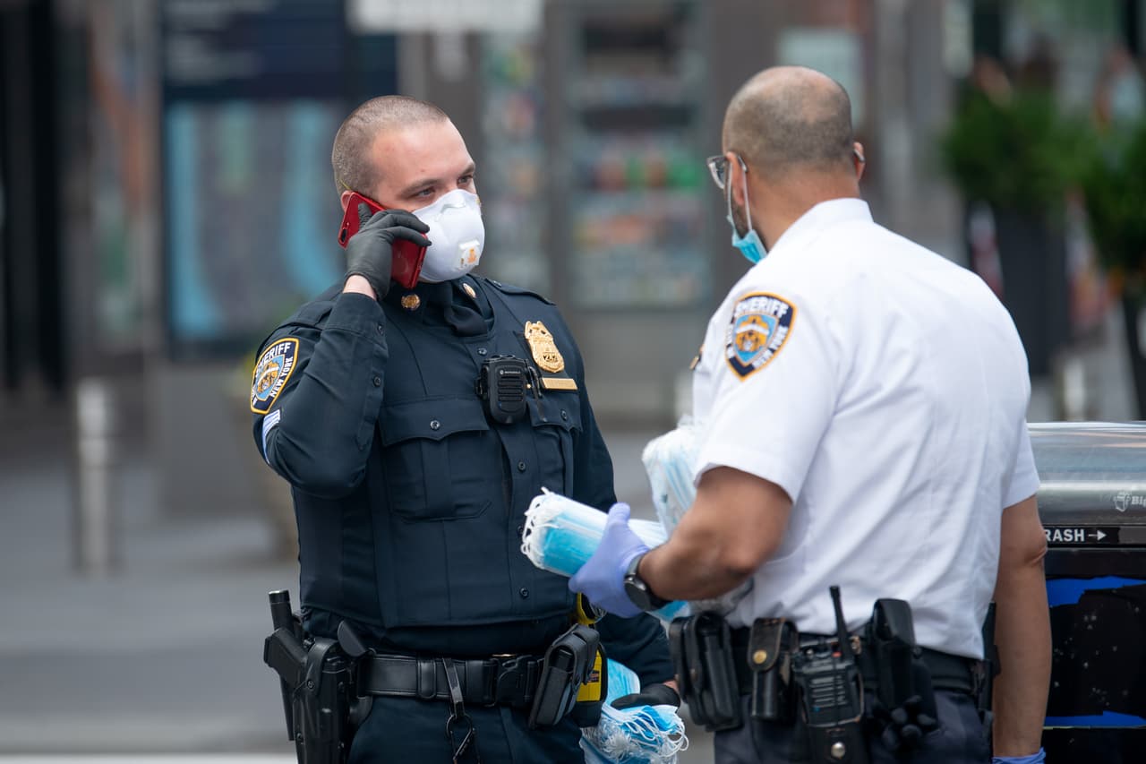 Autoridades de NYC incautan 43 vehículos por matrículas de papel falsas durante redada nocturna