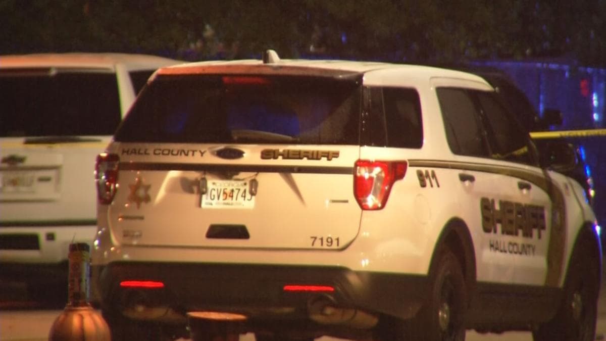Muere oficial de alguacil de Georgia en tiroteo con presuntos asaltantes