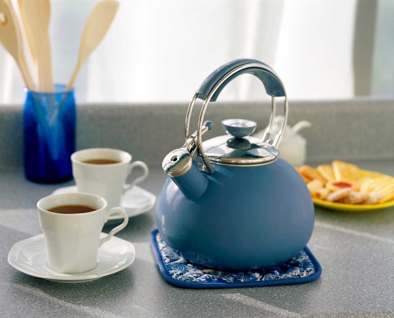 Para los amantes del café, la cafetera es un electrodoméstico que no puede faltar. Limpia con frecuencia los componentes internos: tubo, filtro, depósitos y embudo para el café. También debes asear el exterior de la cafetera para evitar manchas o la acumulación de residuos de café.