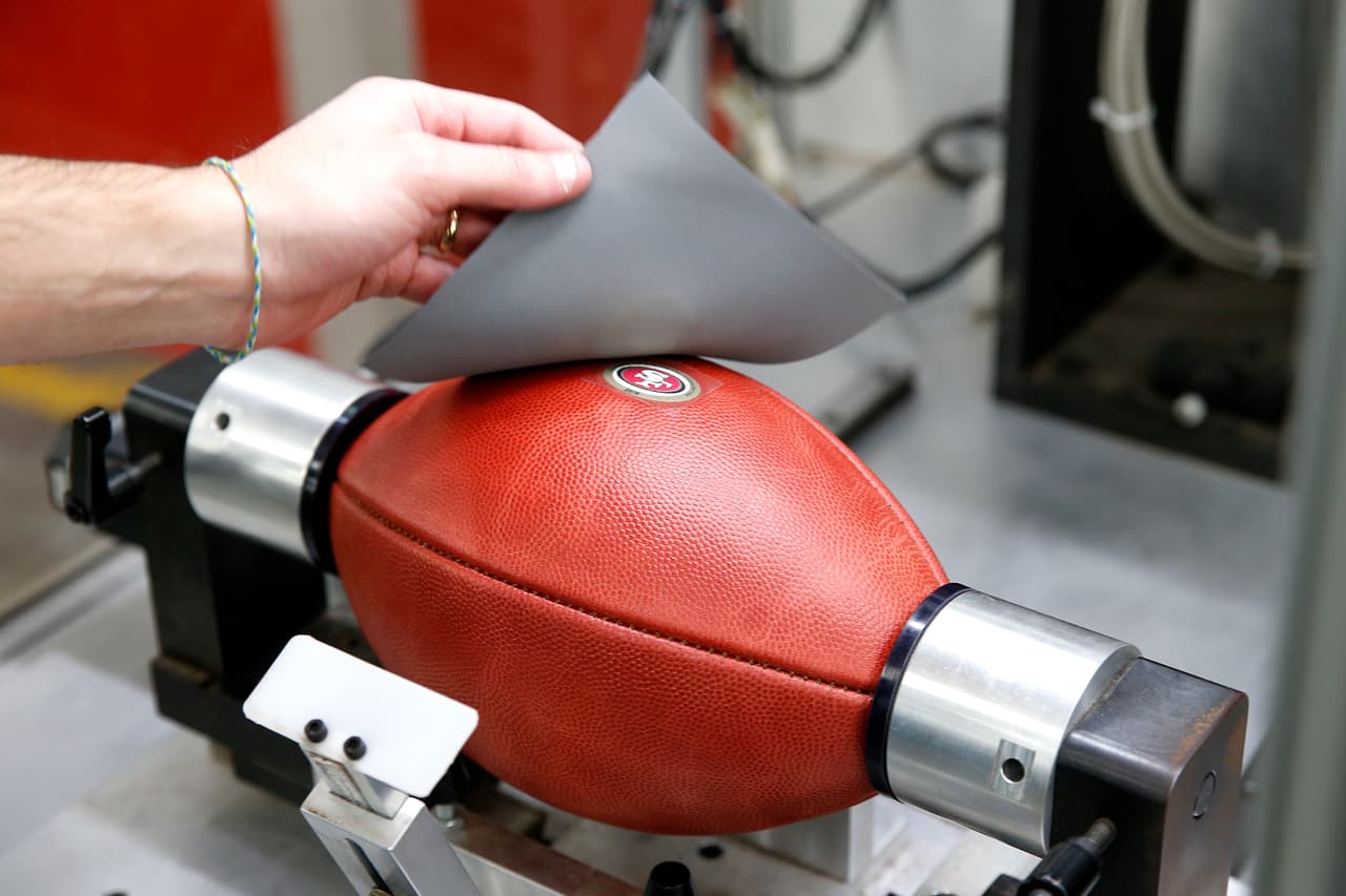 En su revisión los árbitros designados por el principal, harán un registro de la medida de cada balón en libras por pulgada cuadrada (psi, por sus siglas en inglés).