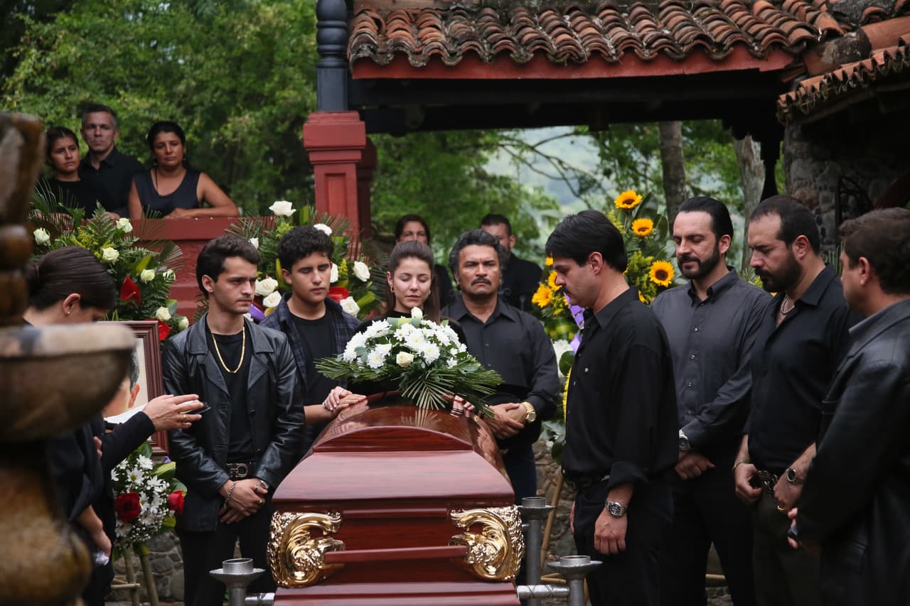 En la serie, el funeral de ‘El Pollo’ Guzmán, hermano menor de ‘El Chapo’, se realizó de acuerdo a los ritos católicos. El cuerpo fue velado por familiares y amigos. Todos vistieron de negro en señal de duelo y Joaquín Guzmán recibió el pésame de los asistentes.
