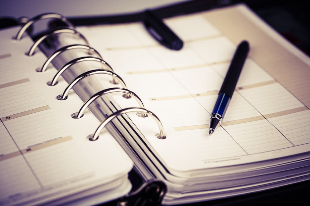 Agenda. Es conveniente que tenga una libreta en la que incluyas todos los números que puede necesitar para contactarte a ti o algún otro familiar.