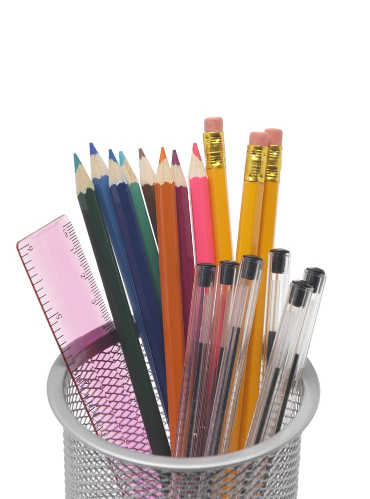 Una pluma o lápiz extra. ¡Admítelo! los niños siempre extravían todos los artículos escolares, así que inclúyele cualquiera de estos dos elementos en su mochila, o los dos. Nunca estará de más.